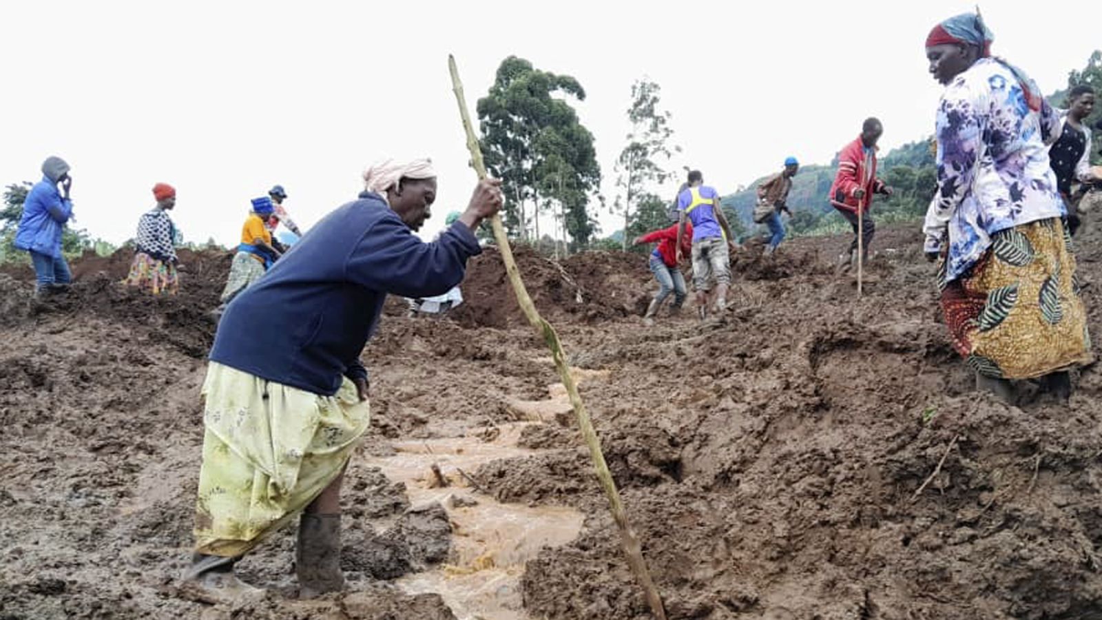 Al menos 15 muertos y más de 100 desaparecidos tras deslizamientos de tierra que sepultaron viviendas en Uganda post thumbnail image