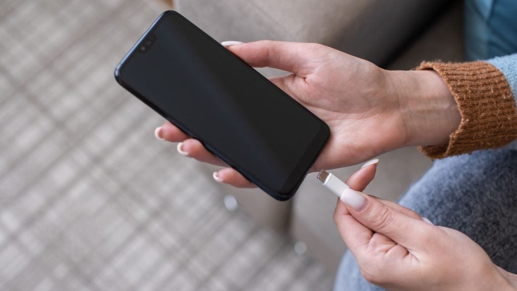 Qué debes conectar primero para evitar daños, teléfono o cargador post thumbnail image