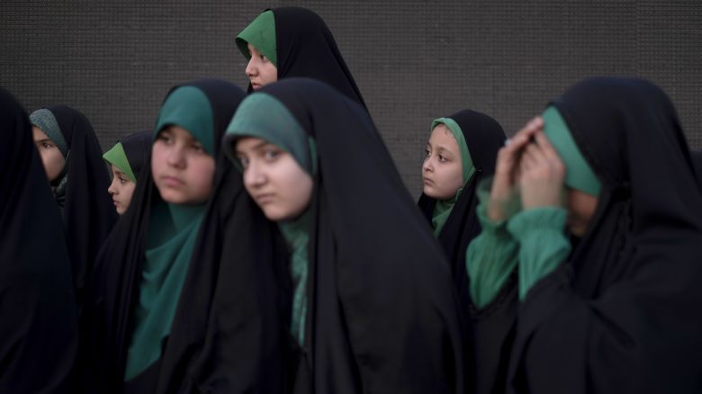 Irán aprueba una controvertida ley de «castidad» que impone restricciones aún más severas a la vestimenta. El presidente no la apoya post thumbnail image