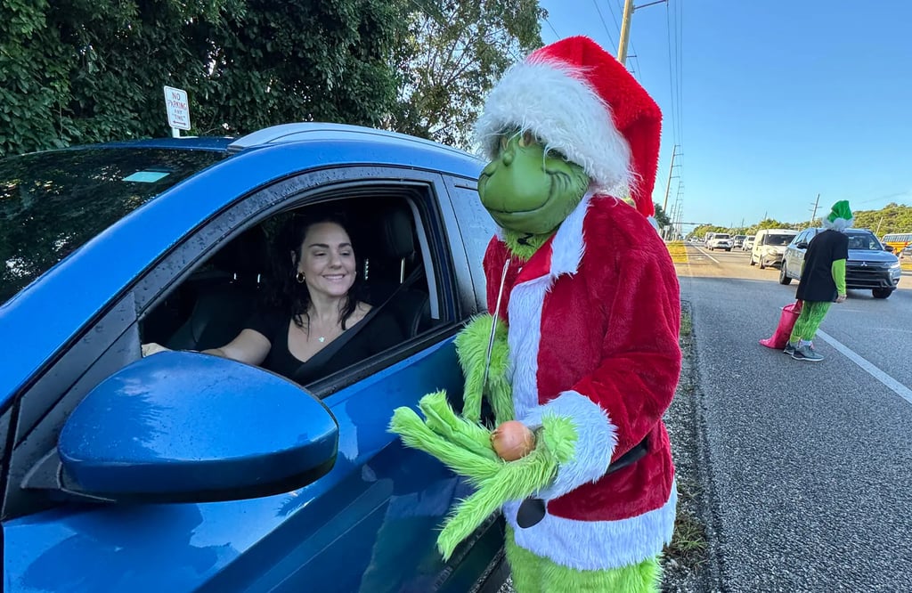 ‘Grinch’ ofrece ¿multa o cebolla? a conductores infractores en los Cayos de Florida post thumbnail image
