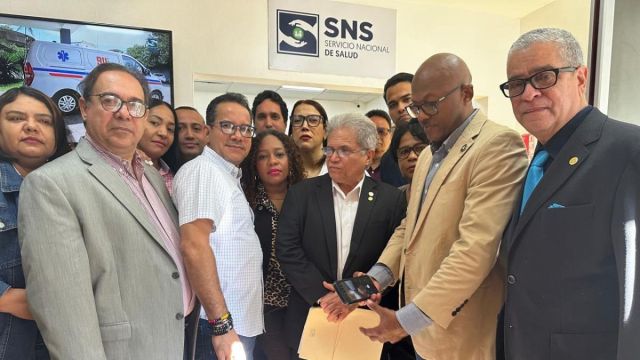 Colegio Médico ocupa el Servicio Nacional de Salud y se declara en huelga de hambre post thumbnail image