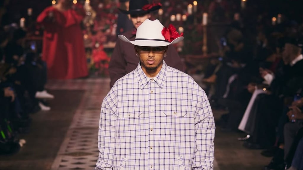 Ozuna desfila en la pasarela del París Fashion Week por primera vez post thumbnail image