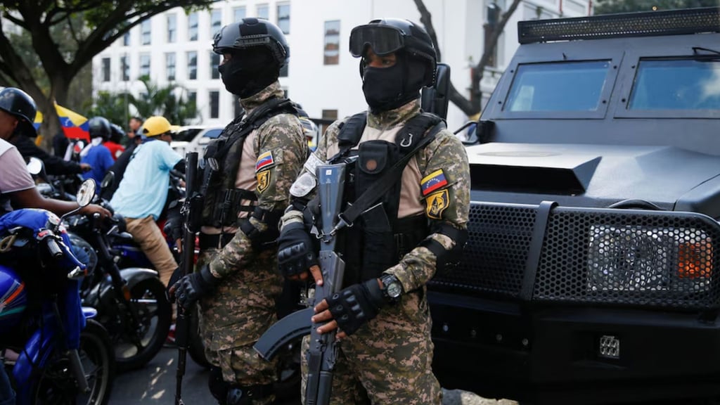 Maduro militariza Caracas y bloquea calles previo a inicio de marcha opositora post thumbnail image