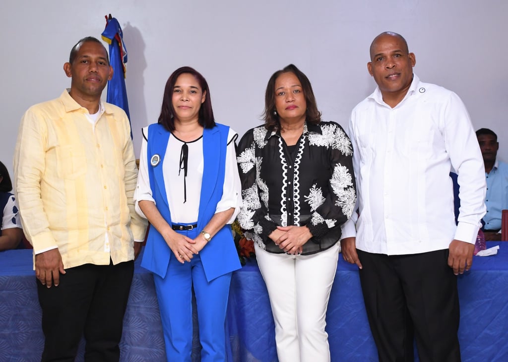 Directora Dominga Sosa juramenta nuevas autoridades distritales de la Regional 10 de Educación post thumbnail image