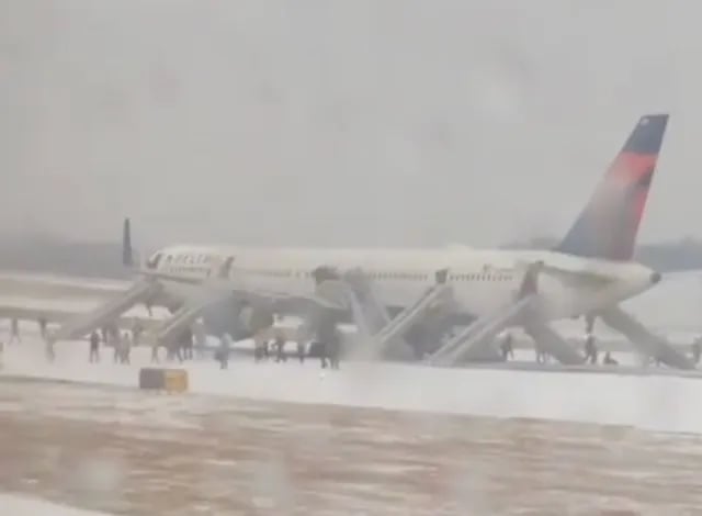 Cuatro heridos al evacuar los pasajeros de un avión de Delta post thumbnail image