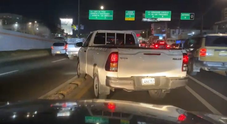 VIDEO: Camioneta sube pilotillos en la Av. John F. Kennedy violar ley de tránsito post thumbnail image