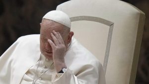 El papa está «mejorando levemente» y trabaja desde el hospital post thumbnail image