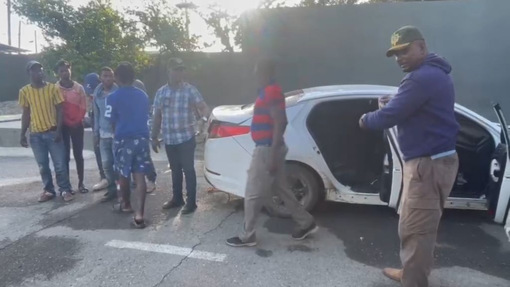 ¡Más haitianos ilegales! Ejército retiene carro con 7 ilegales en Valverde post thumbnail image