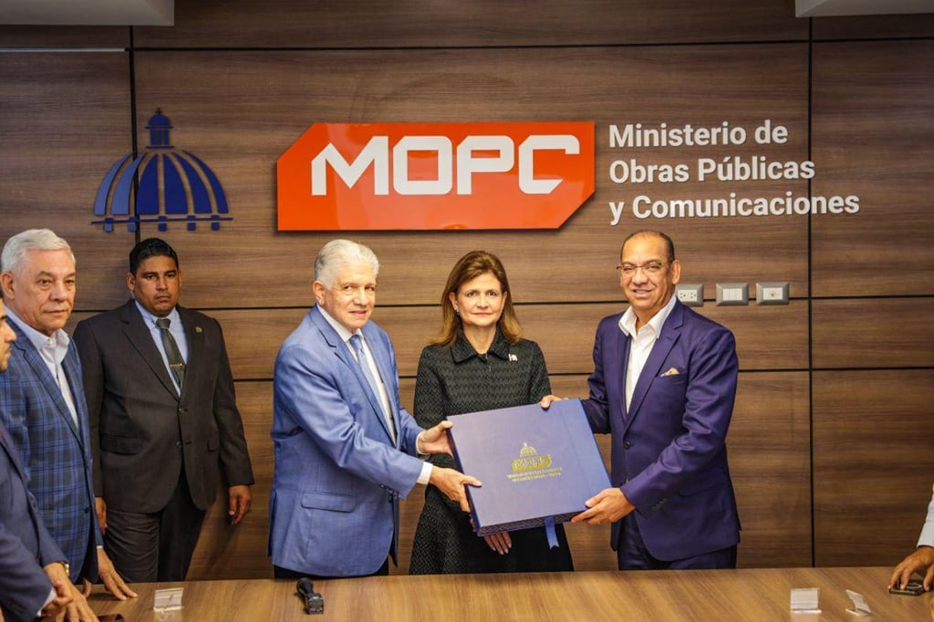Deligne Ascención entrega mando del MOPC a Eduardo Estrella post thumbnail image