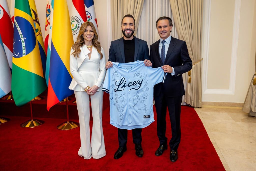 Nayib Bukele recibe chaqueta firmada del Licey post thumbnail image