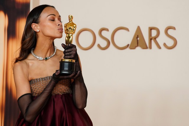«¡Soy una orgullosa hija de migrantes!»: el emotivo discurso de Zoe Saldaña al recibir el Oscar a mejor actriz de reparto por «Emilia Pérez» post thumbnail image