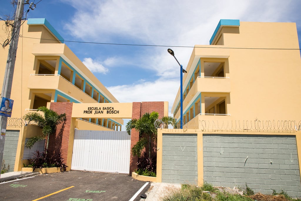 Preocupación en escuela de Los Alcarrizos tras pelea de alumno con personas ajenas al centro post thumbnail image