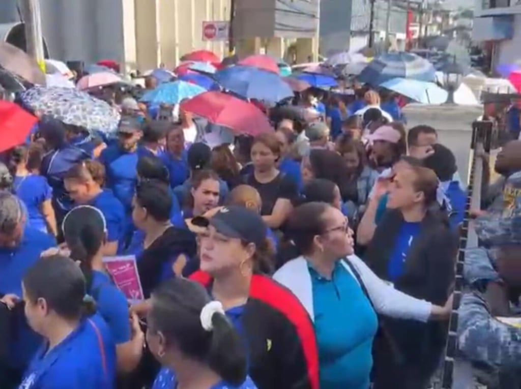 VIDEO: Miembros de la ADP realizan protesta que culmina a empujones con agentes en SFM post thumbnail image