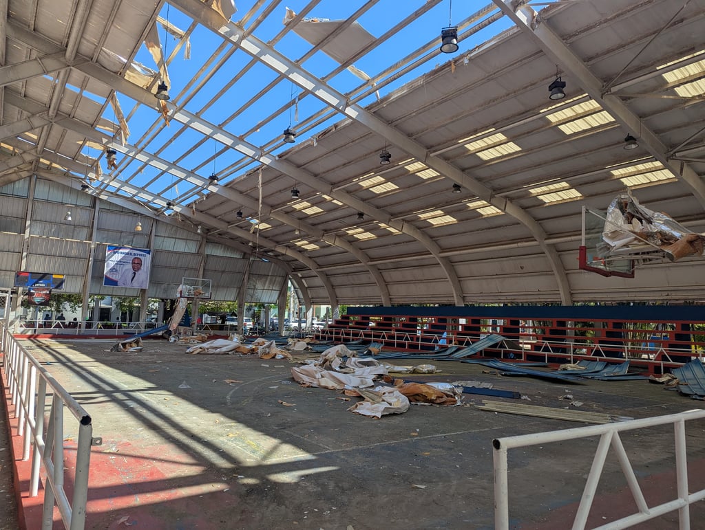Joven cae de techo de una cancha en remodelación por falta de seguridad en Dajabón post thumbnail image