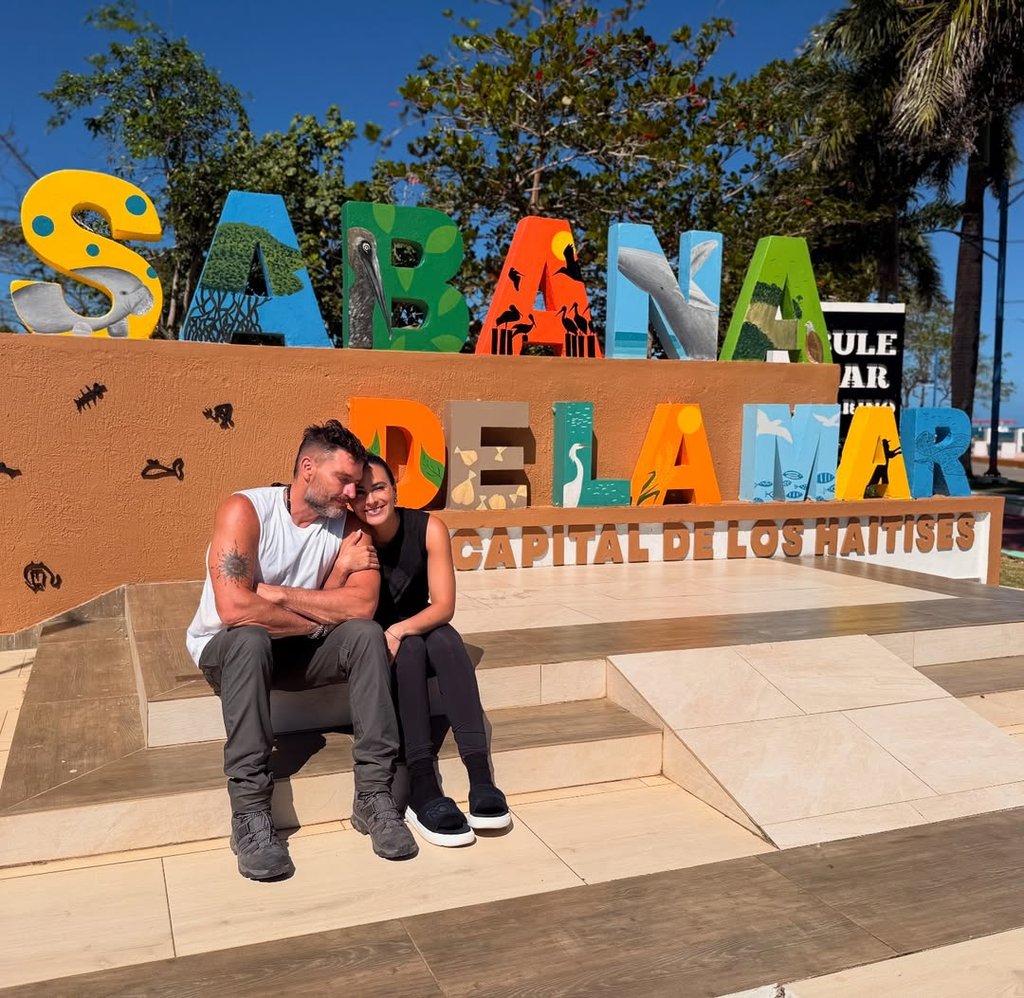 ¡Luna de miel en RD! Julián Gil disfruta junto a su esposa, Valeria Marín post thumbnail image