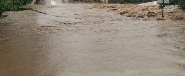 VIDEO: Crecida de ríos provoca inundaciones en Gaspar Hernández, provincia Espaillat post thumbnail image