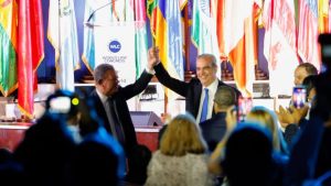 Luis Abinader y Leonel Fernández  alzan la mano en señal de unidad post thumbnail image