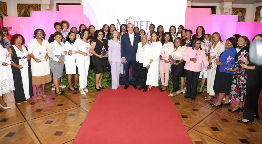 VIIDEO: Presidente Abinader llama a mujeres emprendedoras a ser “tacañas” y evitar fiar post thumbnail image