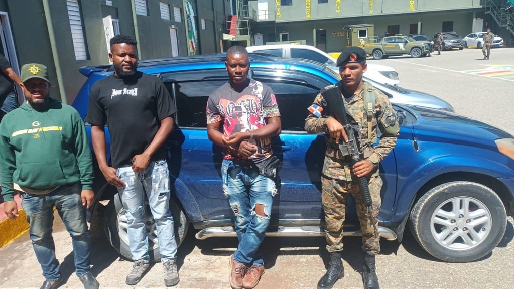 Arrestan sargento mayor y raso con haitianos ilegales en dos jeepetas en San Juan de la Maguana post thumbnail image