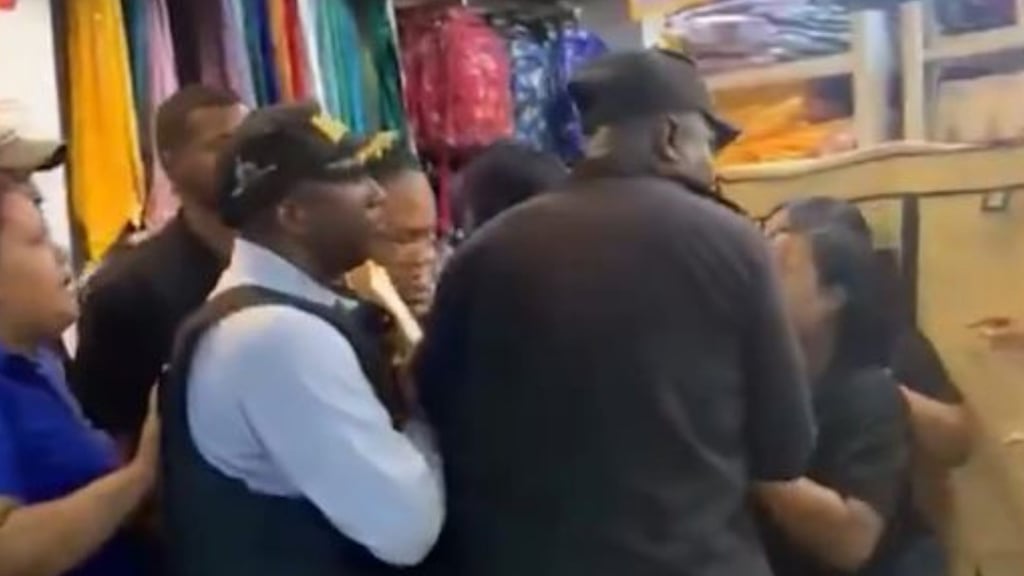 ¡Caos y pánico! Genera operativo migratorio en tienda de la Duarte post thumbnail image