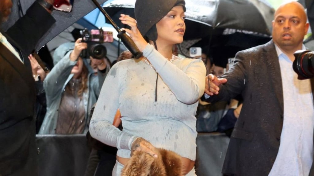 Rihanna revela sorpresivamente su tercer embarazo en la Met Gala 2025 post thumbnail image
