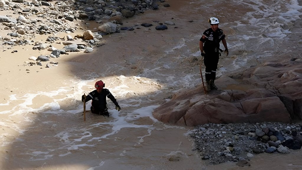 VIDEO: Dos muertos y 1,800 turistas rescatados tras inundaciones en Petra, Jordania post thumbnail image