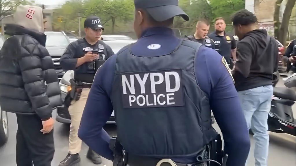 VIDEO: ¡Casi son arrestados! Dos dominicanos en pasola sin placa en NY post thumbnail image