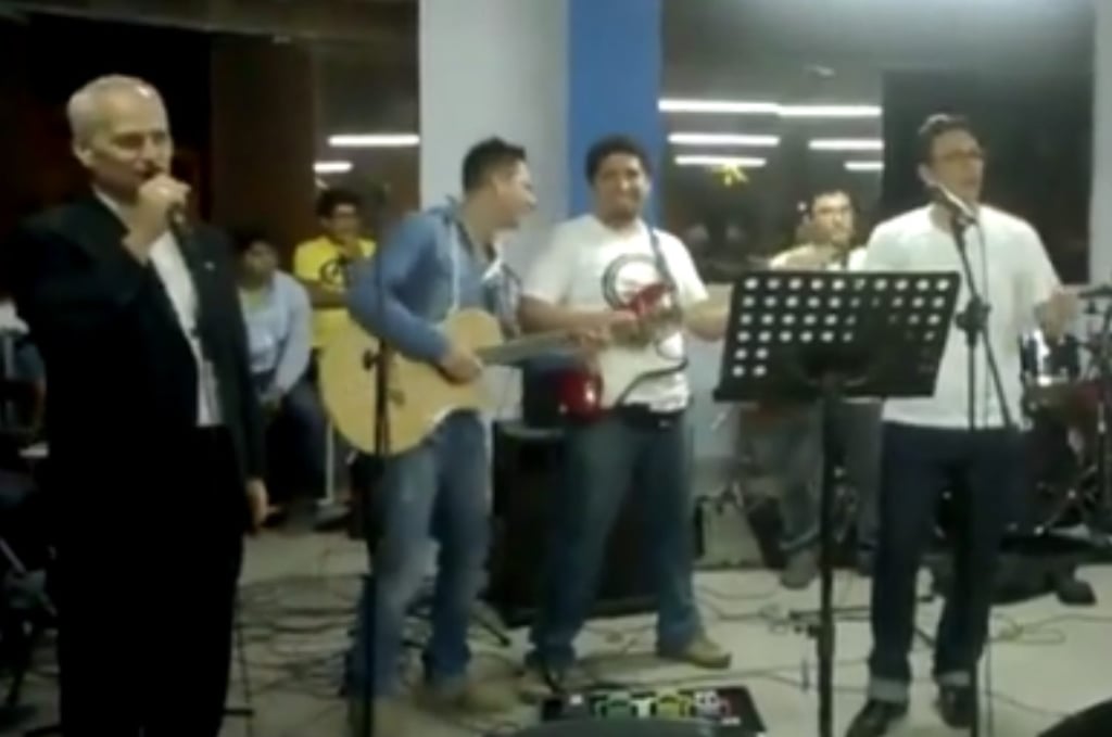 VIDEO: Papa con video viral tras cantar “Feliz Navidad” años atrás en Perú post thumbnail image