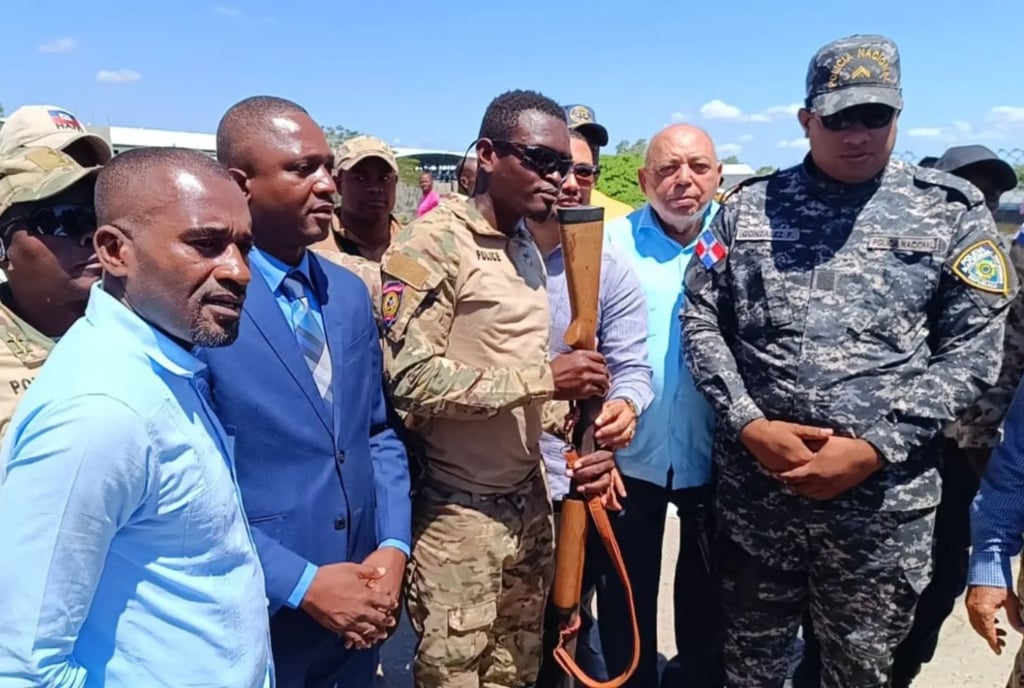 Autoridades haitianas devuelven escopeta robada en RD y recuperada en su territorio post thumbnail image