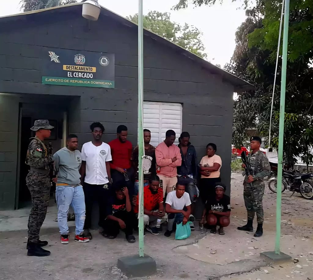 VIDEO: Capturan a tres hombres transportando 11 haitianos indocumentados en San Juan post thumbnail image