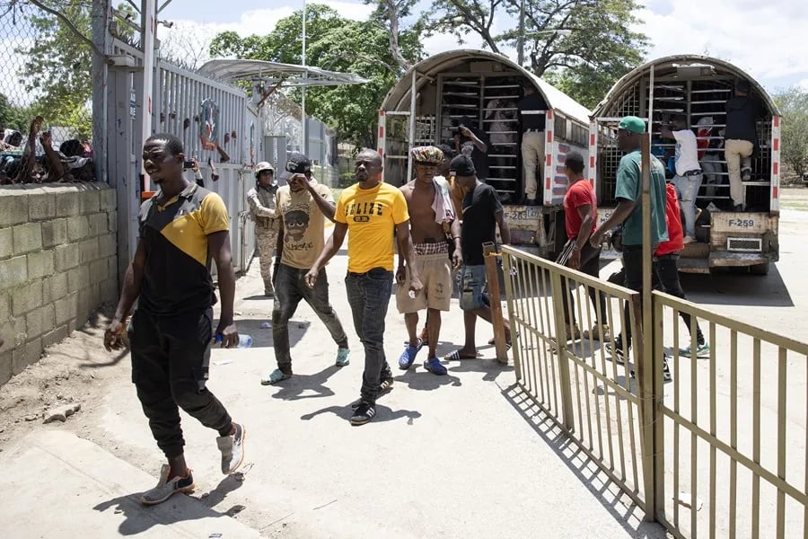 VIDEO: Haitianos se tornan violentos tras operativos de deportación en Elías Piña post thumbnail image