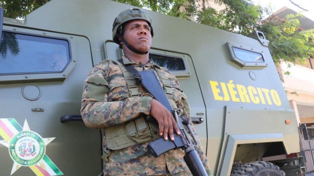 Haitianos lanzan piedras desde la frontera y hieren a soldado dominicano post thumbnail image