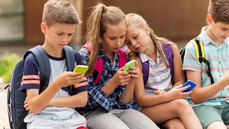 Nueva York se prepara para prohibir teléfonos en jornada escolar el próximo curso post thumbnail image